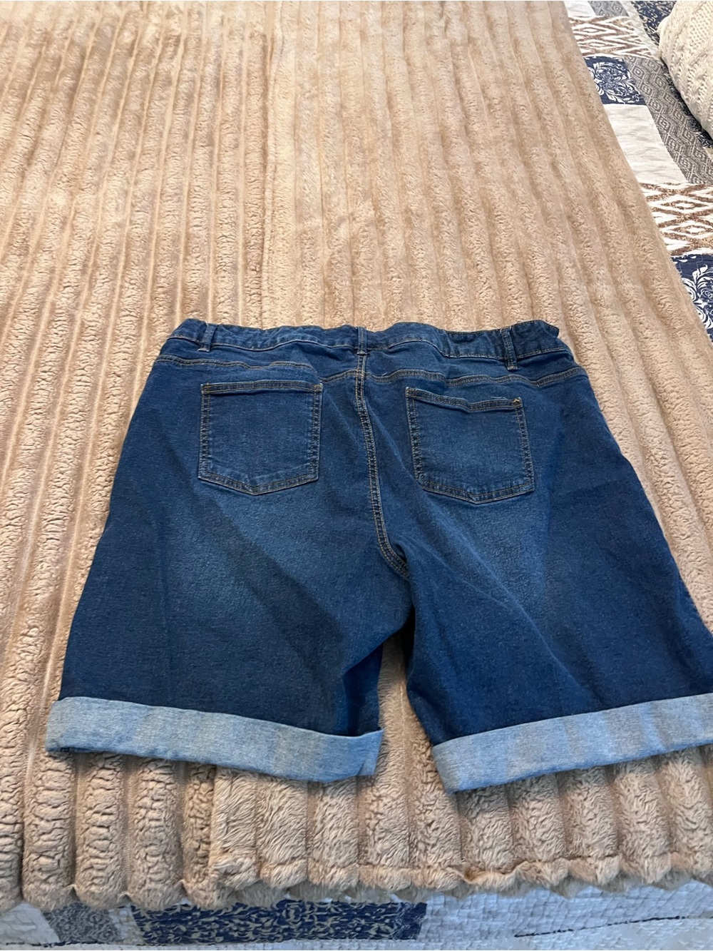 Women's Mid-Rise Blue Denim Rolled-Cuff Jean Shorts - Picture 2 of 3